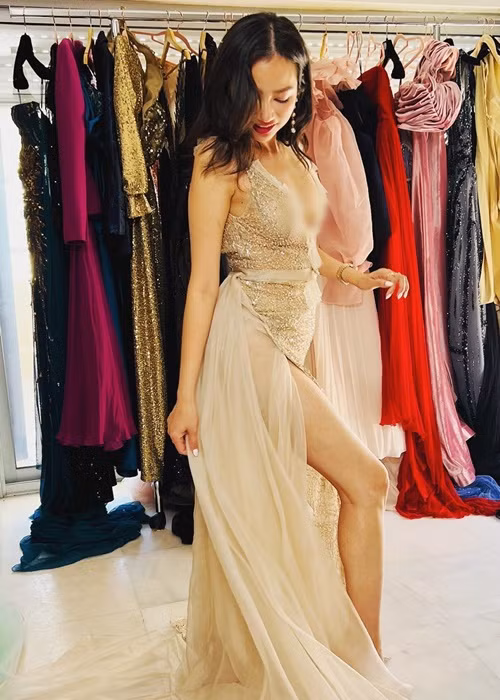 Phong cách thời trang của Trúc Diễm được nhận xét táo bạo hơn xưa.