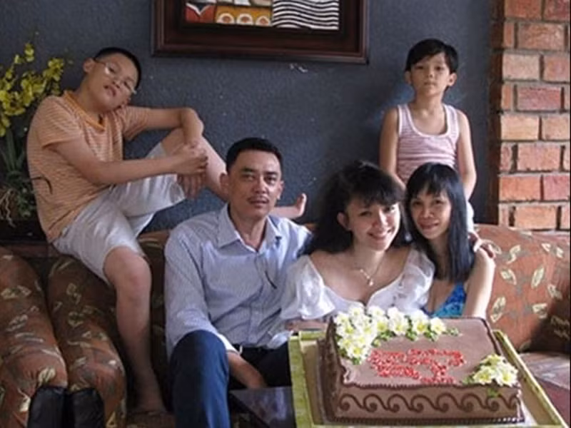 Giống Thiện Nhân, Tóc Tiên cũng không hòa hợp với gia đình. Lúc nhỏ, Tóc Tiên được chính mẹ ruột dẫn dắt trên con đường nghệ thuật. Tuy nhiên, khi Tóc Tiên trưởng thành, mẹ của cô lại muốn con gái làm bác sĩ. Ảnh: Dân Trí