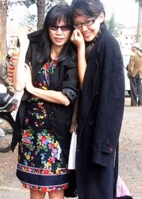 Mối quan hệ giữa Tóc Tiên và mẹ ruột bắt đầu trở nên căng thẳng khi Tóc Tiên bỏ học ở Mỹ để đi hát, đồng thời thay đổi phong cách từ ngọt ngào kín đáo sang hướng gợi cảm, xăm hình. "Con có thể có thêm vài hình xăm, tóc càng ngày càng ngắn, ăn mặc táo bạo hơn xưa, nói năng chua chát và thái độ ngông cuồng, nhưng con không thể xấu đi được mẹ à, vì con luôn muốn học cách trở nên tốt bụng hơn, vì cái bản tính lương thiện đã được thừa hưởng từ gia đình", Tóc Tiên viết trong bức thư gửi mẹ ruột. Ảnh: Dân Trí