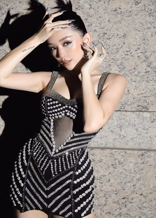 Trong cuộc phỏng vấn trên Tri thức trẻ, Tóc Tiên từng tiết lộ mối quan hệ của cô và Hoàng Touliver từng trở nên căng thẳng vì bị mẹ của cô cấm cản. "Mẹ không chấp nhận mọi mối quan hệ yêu đương của tôi nếu như đó không phải là người bà chọn, kể cả mối quan hệ bây giờ với anh. Anh tự ái", Tóc Tiên nói. Ảnh: FBNV