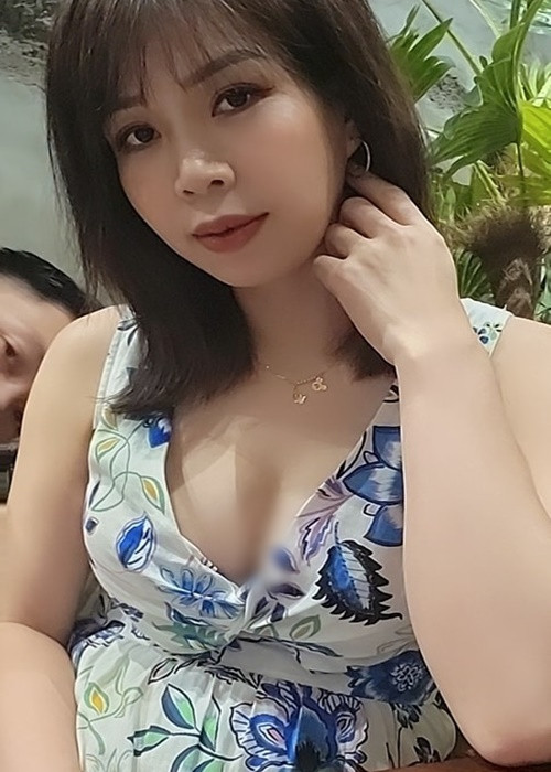 Bà xã Mạnh Trường liên tục đăng ảnh bầu bí gợi cảm.