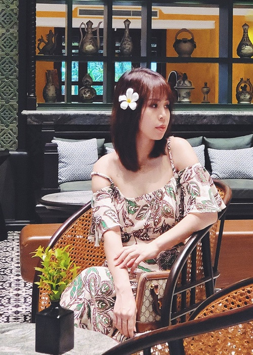 Lan Phương khoe vai trần gợi cảm với váy trễ vai trong chuyến du lịch.