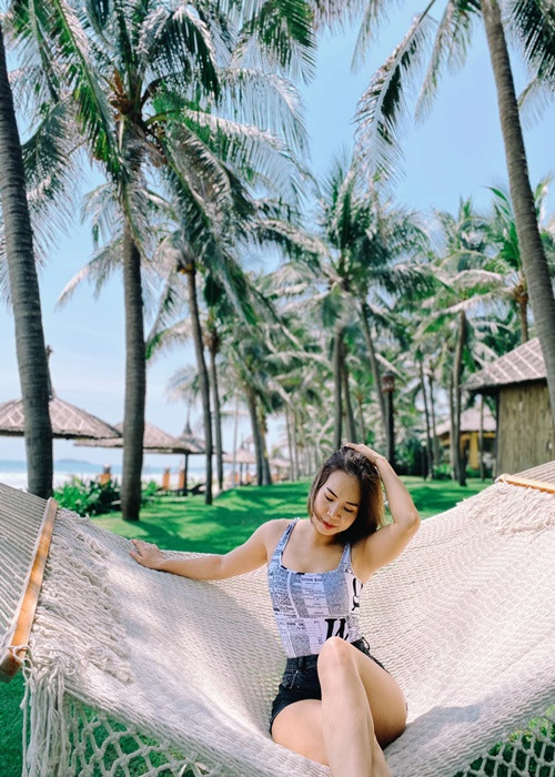 Cô chuộng trang phục áo crop top kết hợp với quần short.