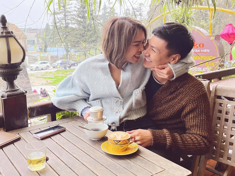 Lan Phương luôn tin tưởng Mạnh Trường. "Tôi luôn tin rằng, dù cho ngoài kia, những cô gái đẹp muốn tiến tới "thả thính" chồng tôi, thì anh vẫn có đủ sự tỉnh táo, đủ tình yêu để gạt bỏ những cám dỗ và trở về bên mẹ con tôi", cô chia sẻ.