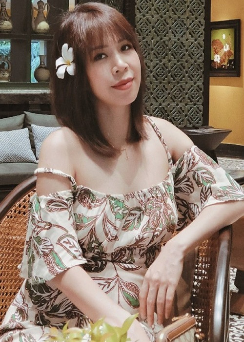 Bà xã Mạnh Trường tăng cân một chút nên gương mặt tròn hơn xíu trong khi đó, da dẻ vẫn căng mịn..