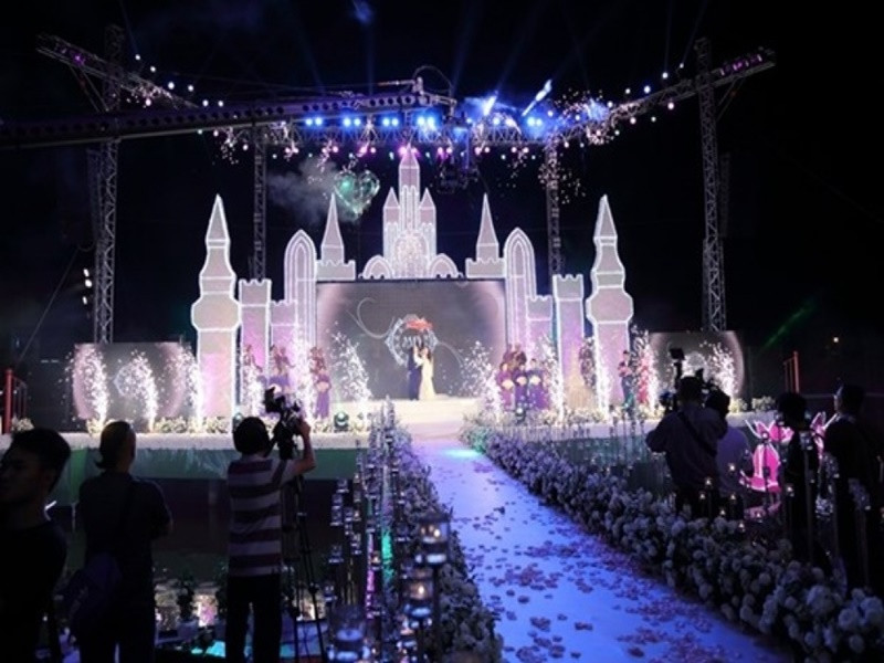 Đầu năm 2016, "ông hoàng nhạc Việt" nhận 15.000 USD (gần 340 triệu đồng) cho hai buổi biểu diễn trong một tiệc cưới ở Cà Mau. Ảnh: Thế giới điện ảnh