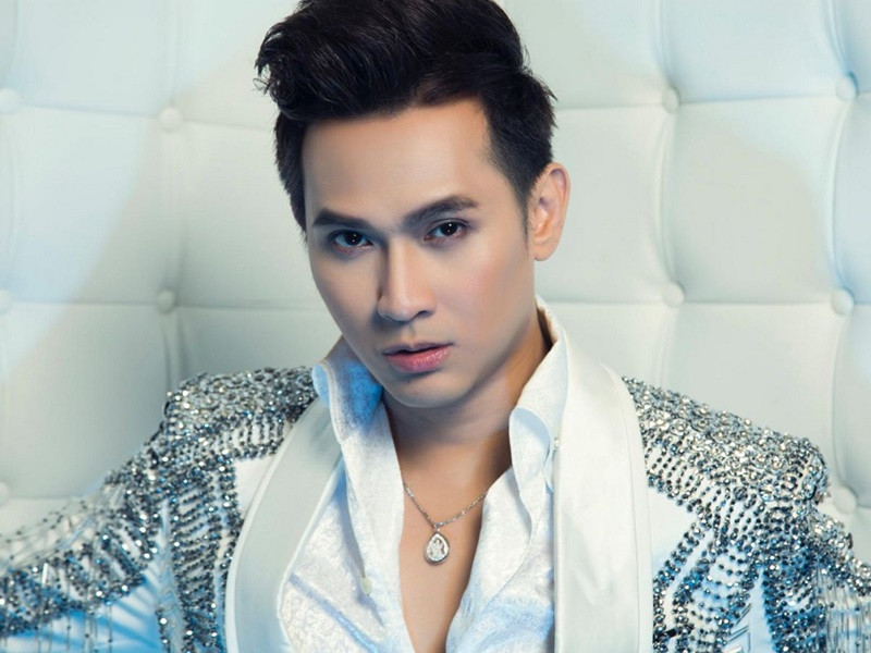 Không chỉ Quang Hà, nhiều sao Việt cũng nhận thù lao khủng khi hát đám cưới. Trong đó, ca sĩ Nguyên Vũ từng nhận cát-sê 800 triệu đồng khi hát tại một tiệc đám cưới ở TP HCM. Người mời nam ca sĩ là một chủ doanh nghiệp. Nguyên Vũ hát 4 ca khúc với vũ đoàn 10 người. Ảnh: Arttimes