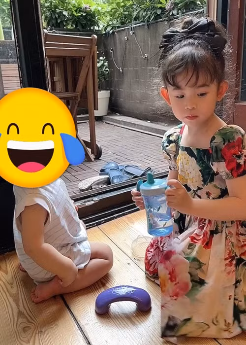 Con gái của Mai Hồ tỏ ra yêu quý các em nhỏ.