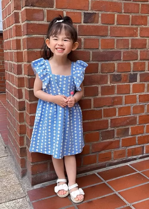 Nụ cười tỏa nắng của bé Mai Vi làm tan chảy trái tim của nhiều cư dân mạng.