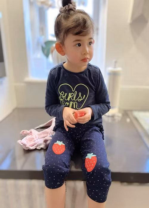 Con gái Mai Hồ vô cùng đáng yêu. Cô nhóc sở hữu làn da trắng hồng, đôi mắt to tròn, gương mặt bầu bĩnh.