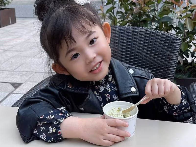 Bé Mai Vi rất mê kem.