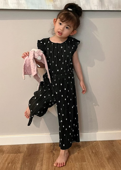 Cô nhóc thích cột tóc cao giống nhân vật Poppy trong phim hoạt hình "Trolls".