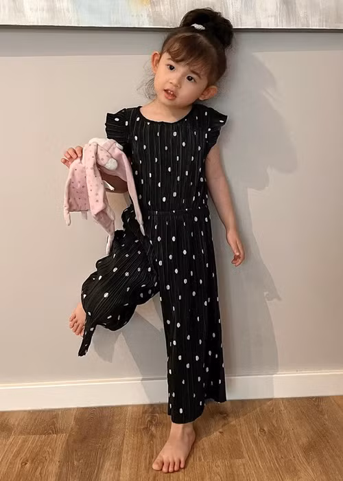 Cô nhóc thích cột tóc cao giống nhân vật Poppy trong phim hoạt hình "Trolls".