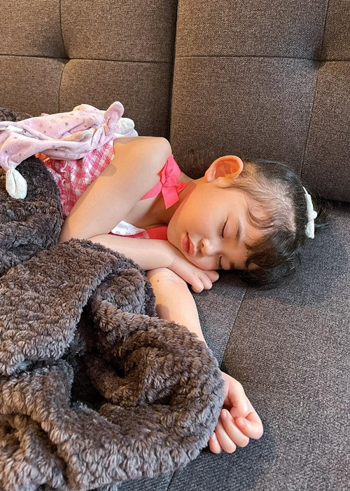 Mai Hồ chia sẻ không ít khoảnh khắc đáng yêu của con gái. Trong ảnh, bé Mai Vi ngủ quên trên sofa khi chờ bố cắt tóc.