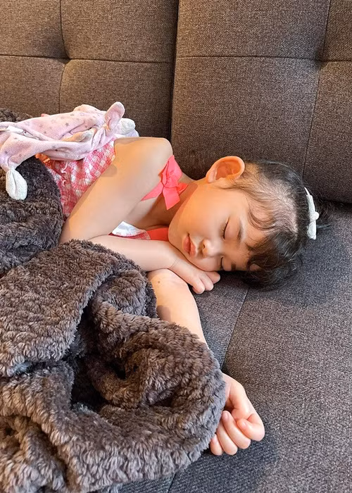 Mai Hồ chia sẻ không ít khoảnh khắc đáng yêu của con gái. Trong ảnh, bé Mai Vi ngủ quên trên sofa khi chờ bố cắt tóc.