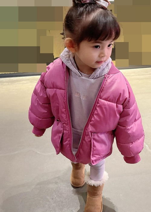 Bé Mai Vi được mẹ chăm chút cho vẻ ngoài.