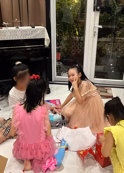 Khánh Vy hào hứng mở quà sinh nhật.