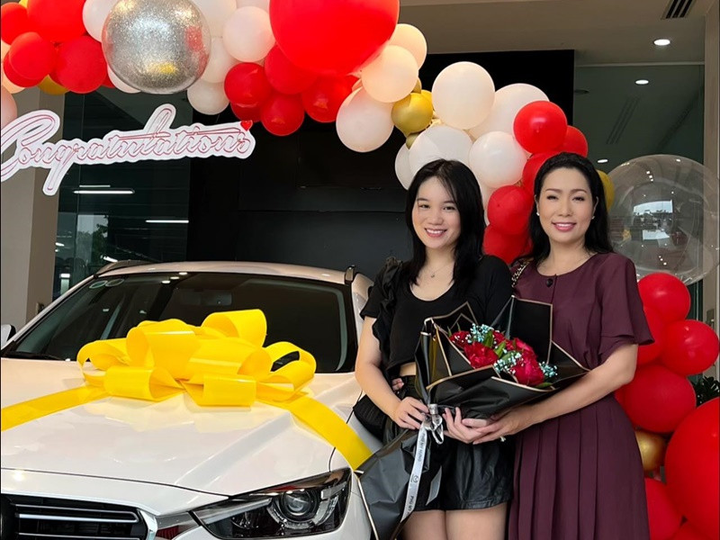 Vợ chồng nữ diễn viên chi khoảng 800 triệu đồng tậu xế hộp mới tặng con gái đầu lòng nhân dịp sinh nhật.