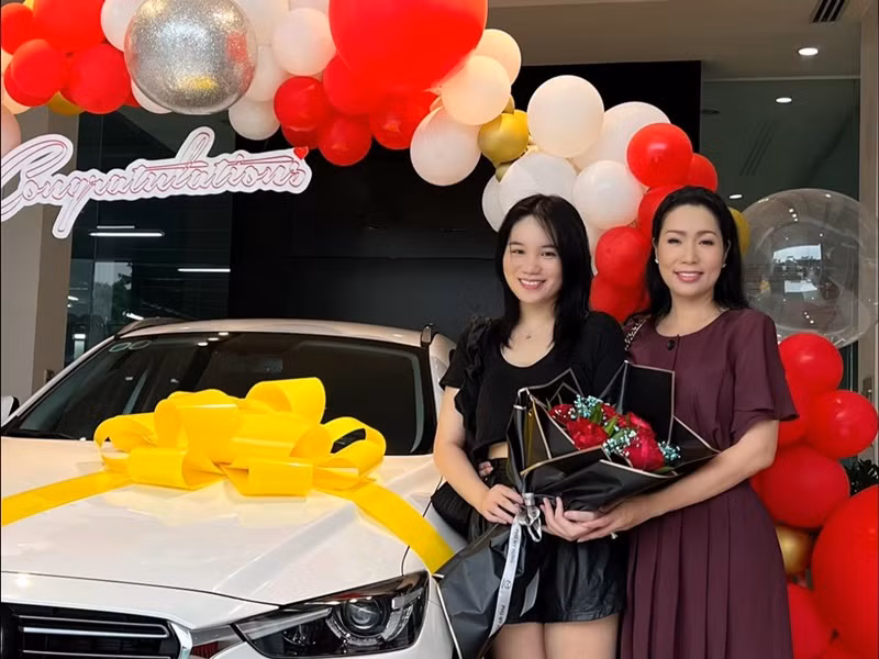 Vợ chồng nữ diễn viên chi khoảng 800 triệu đồng tậu xế hộp mới tặng con gái đầu lòng nhân dịp sinh nhật.