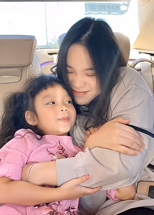 Hai con gái của Trịnh Kim Chi quấn quýt nhau.