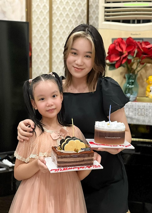 Khánh Ngân bước sang tuổi 20 còn Khánh Vy chính thức 7 tuổi.