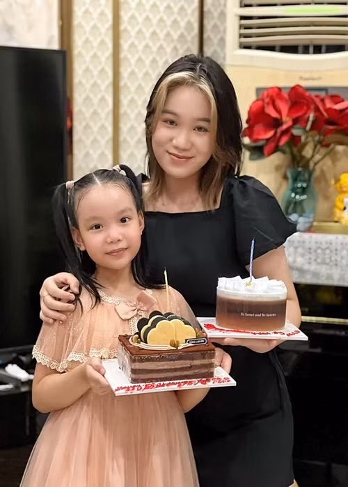 Khánh Ngân bước sang tuổi 20 còn Khánh Vy chính thức 7 tuổi.