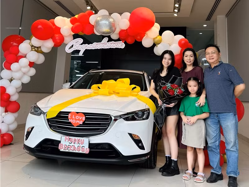 Sau khi tốt nghiệp THPT, Khánh Ngân theo học đại học RMIT. Theo Trịnh Kim Chi, con gái có thể sẽ đi du học ngành quản trị kinh doanh để nối nghiệp cha.