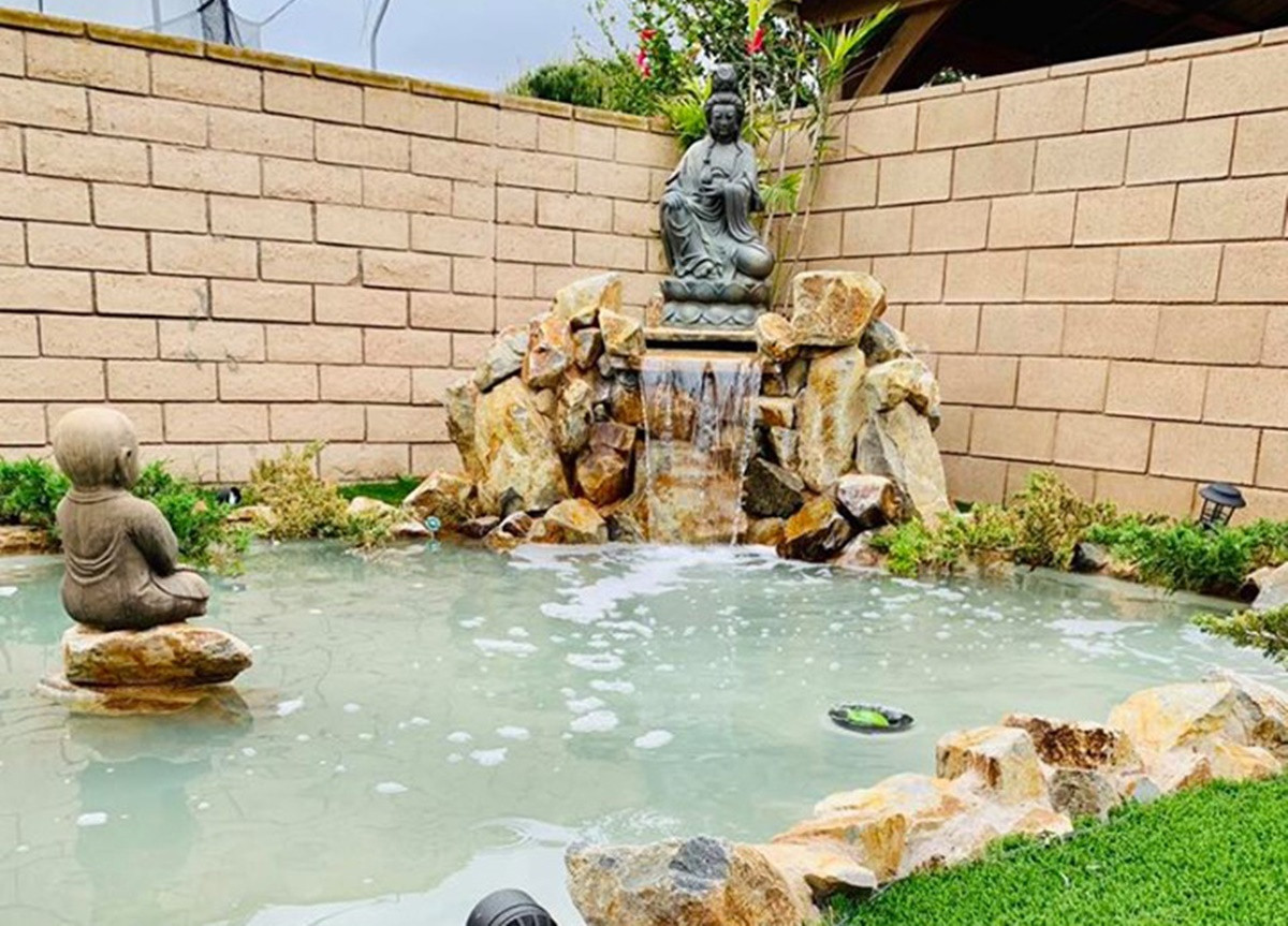 Ngoài phòng khách, phòng ngủ và khu vực sinh hoạt chung, biệt thự của Lệ Quyên còn có hồ nước, vườn cây và khu thờ Phật.