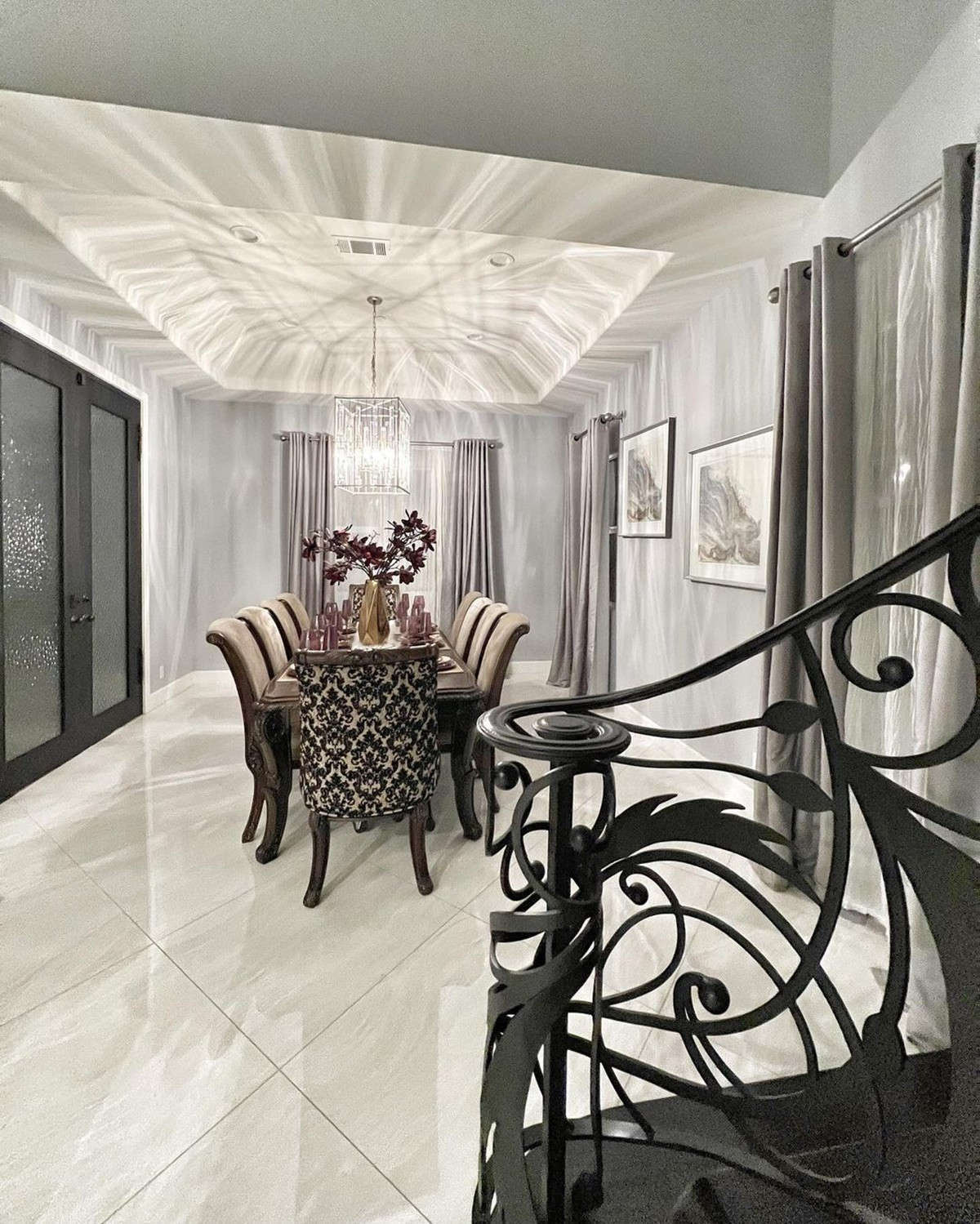 Khu vực bàn ăn được trang trí thêm hoa tươi, đèn pha lê tạo không gian lãng mạn.