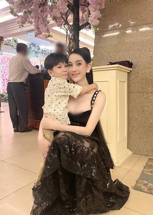 Mới đây, trên trang cá nhân, Lâm Khánh Chi đăng tải hình ảnh bên con trai. Nữ ca sĩ chuyển giới khoe được con trai làm những điều này nhân dịp sinh nhật.