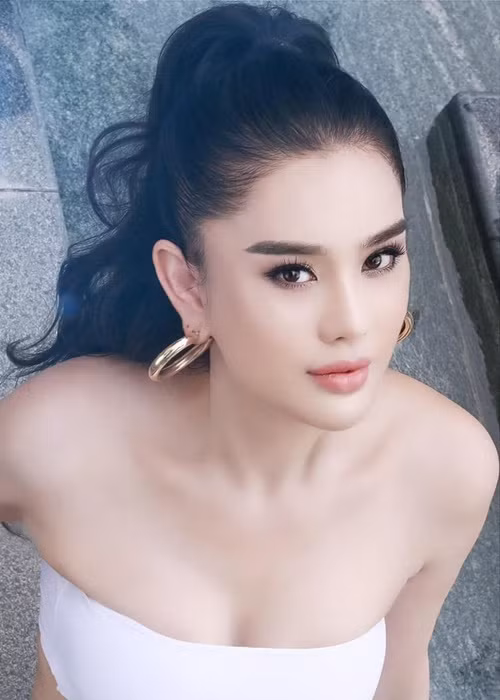 Cô tự tin khoe 3 vòng gợi cảm, làn da trắng nõn nà, không tì vết.