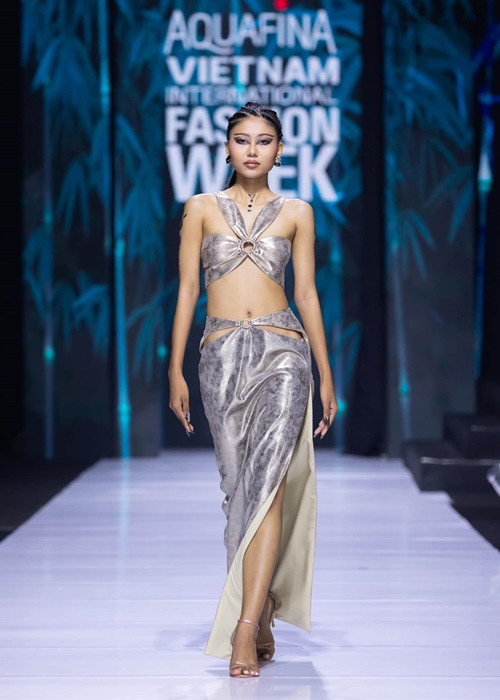 Nàng á hậu ghi điểm nhờ làn da khoẻ khoắn cùng đôi chân thon dài. Ảnh: FBNV