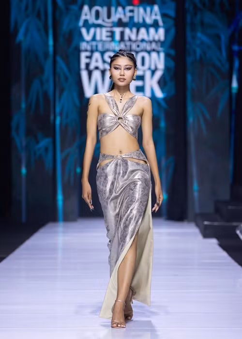 Nàng á hậu ghi điểm nhờ làn da khoẻ khoắn cùng đôi chân thon dài. Ảnh: FBNV