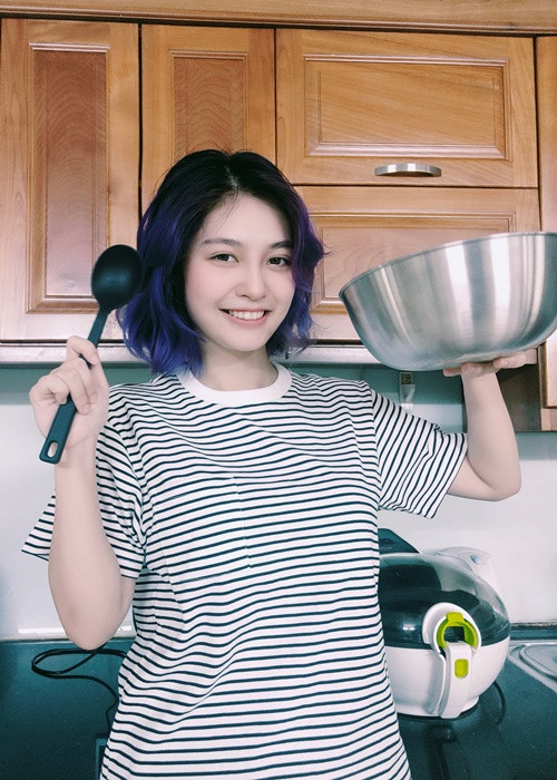 Người đẹp sinh năm 1999 được khen ngợi khi cắt tóc ngắn, nhuộm màu cá tính. Ảnh: FBNV