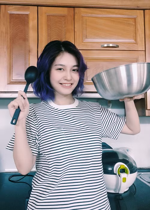 Người đẹp sinh năm 1999 được khen ngợi khi cắt tóc ngắn, nhuộm màu cá tính. Ảnh: FBNV