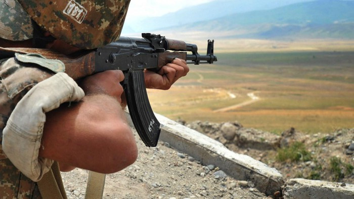 Hiện tại các sàn giao dịch đã phản ứng với những gì đang xảy ra, đồng tiền của Nga đã giảm từ 78 xuống 79 Ruble đổi 1 USD và dự báo thậm chí sẽ còn tiếp tục tụt lùi về mốc 90 - 100 Ruble ăn 1 USD.