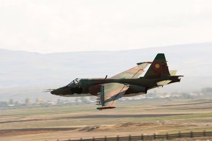 Theo công bố từ giới chức quân sự Armenia, chiếc Su-25 của họ bị trúng tên lửa từ cự ly lên tới 60 km, ở độ cao 8.200 m, đây là khoảng cách xa kỷ lục mà một máy bay bị trúng tên lửa không đối không.