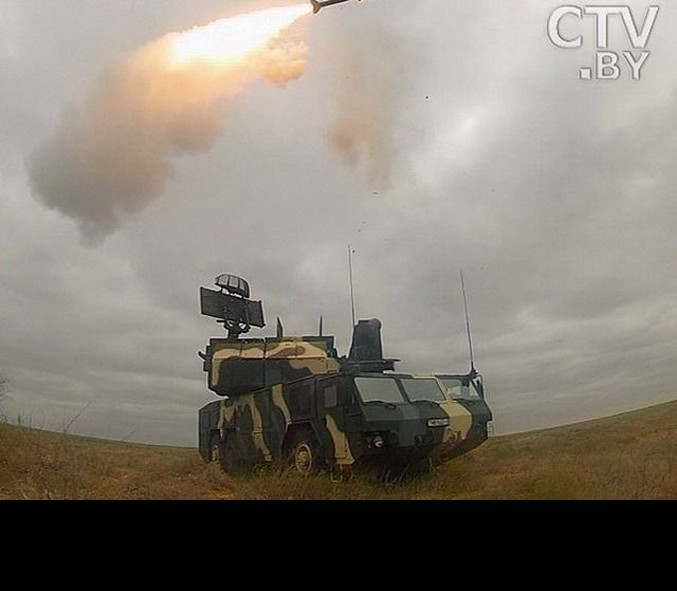 Tổ hợp tên lửa phòng không Tor-M2E mà Belarus mua của Nga là một trong những phiên bản mới nhất của dòng tên lửa này. Nó có đặc điểm chủ yếu gồm: cải tiến khả năng nhìn vòng của radar điều khiển hỏa lực; có đến kênh dẫn đường cho 4 tên lửa cùng lúc; phản ứng nhanh trong 7 giây; tự hành hoàn toàn. Tổ hợp trang bị 8 tên lửa 9M331 hoặc 16 quả 9M338 có phạm vi tấn công đến 16km, độ cao 10km.