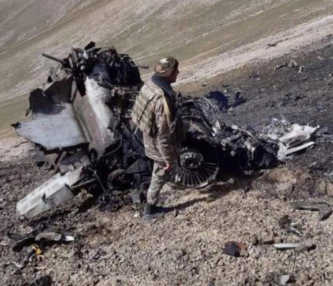 Trước đó trong ngày 30/9, phía Armenia đã công bố các hình ảnh chụp xác chiếc máy bay thuộc loại Su-25, dòng máy bay cường kích thời Liên Xô cũ, mà nước này cho là đã bị chiến đấu cơ F-16 Thổ Nhĩ Kỳ bắn rơi hôm 29/9. Ảnh: Ảnh chụp phần còn lại của máy bay chiến đấu Su-25 mà Armenia cho là đã bị máy bay Thổ Nhĩ Kỳ bắn rơi - Nguồn: Reuters.