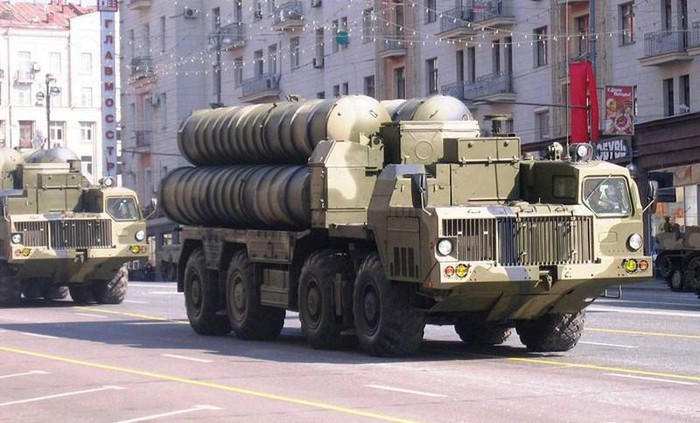 Tên lửa đánh chặn của S-300PT chỉ có tầm bắn 90 km và yêu cầu phải được điều khiển thủ công thông qua sóng radio từ đài kiểm soát, kém xa đạn 48N6 tầm bắn 150 - 200 km của S-300 đời cao và còn có khả năng tự tìm mục tiêu.