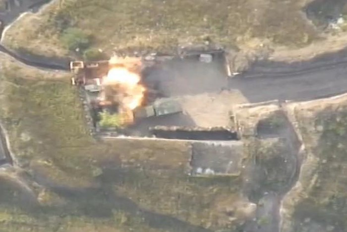 Cần lưu ý rằng một ngày trước, Armenia đã cố gắng sử dụng cường kích Su-25 của mình để tấn công vào vị trí quân đội Azerbaijan, tuy nhiên Bộ Quốc phòng Armenia thông báo một trong những máy bay chiến đấu này đã bị tiêm kích F-16 Thổ Nhĩ Kỳ bắn hạ.