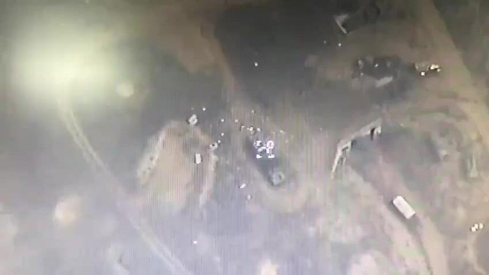 Bên cạnh đó, phía Azerbaijan còn công bố hình ảnh do máy bay không người lái ghi lại khoảnh khắc tiêu diệt thành công một hệ thống S-300 của Armenia, cho thấy họ đã làm chủ bầu trời và nắm rõ cách vô hiệu hóa vũ khí này.