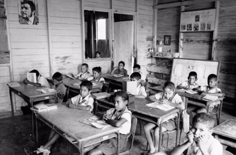 Cuba là một trong những quốc gia có tỷ lệ biết chữ cao nhất thế giới với 99,8%.