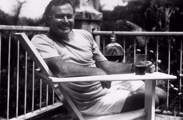 Nhà văn Ernest Hemingway là công dân Mỹ rất yêu mến Cuba và thường sang nước này nghỉ ngơi. Trong quãng thời gian lưu lại đất nước Mỹ Latinh này, nhà văn đã sáng tác hai tác phẩm đình đám là Ông già và Biển cả, tiểu thuyết Chuông nguyện hồn ai.