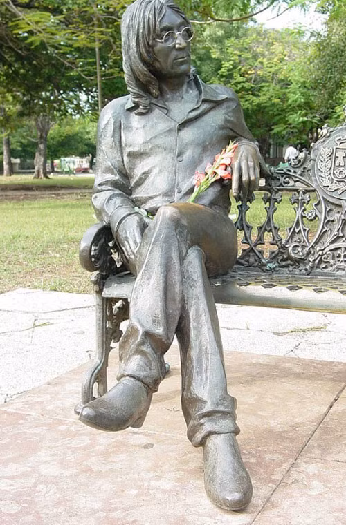 Ca, nhạc sĩ John Lennon là nhân vật giải trí rất được người dân Cuba mến mộ. Thậm chí, còn có một bức tượng của danh ca này trong một công viên ở Cuba.