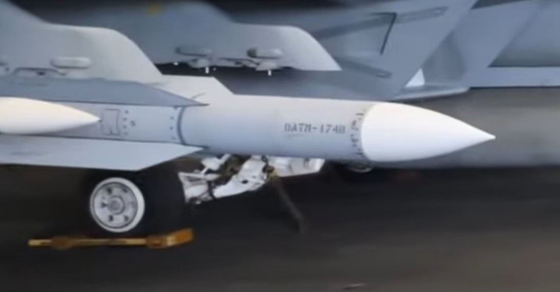 Giờ đây, tên lửa đã chính thức được lắp đặt trên máy bay cất cánh từ tàu sân bay của Hải quân Mỹ và sử dụng lớp sơn phủ màu xám tiêu chuẩn, cho thấy tính năng của nó đã dần hoàn thiện và có thể đã sẵn sàng chiến đấu, mặc dù Hải quân Mỹ chưa công bố thông tin chính thức. (Nguồn ảnh: Sohu, Topcor.ru, Offsetski, Airspace).