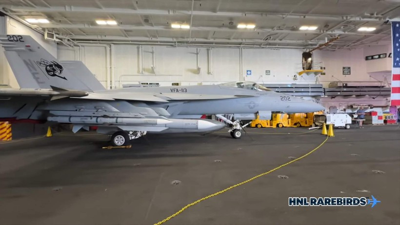 Sự kết hợp giữa máy bay Super Hornet và tên lửa tầm siêu xa AIM-174B được phát triển cách đây 3 năm, nhưng vào thời điểm đó tên lửa này chỉ được sơn màu vàng thử nghiệm và chưa bao giờ được Hải quân Mỹ chính thức công nhận.