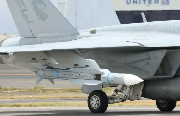 Theo The Warzone, tầm bắn của tên lửa này có thể đạt tới 230 dặm (370 km). Đây có thể là loại tên lửa không đối không có tầm bắn xa nhất trong lịch sử Hải quân Mỹ nhằm mục đích “săn lùng và tiêu diệt máy bay cảnh báo sớm tầm xa và máy bay tiếp dầu trên không trong cuộc xung đột quy mô lớn với Trung Quốc".