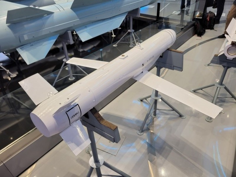 Thậm chí đã có những ý kiến cho rằng tên lửa Izdeliye 720 của Nga về cơ bản là một vũ khí tương tự Storm Shadow/Scalp EG do Pháp/Anh chế tạo, chỉ khác là nó được sử dụng cho oanh tạc cơ chiến lược thay vì máy bay chiến thuật.