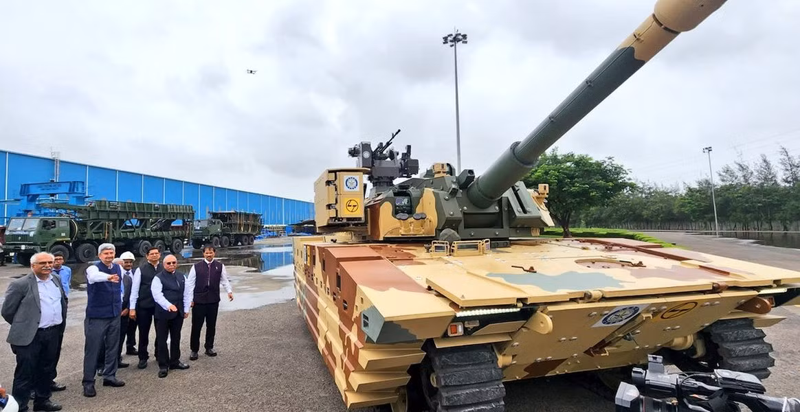 Theo giới thiệu, xe tăng hạng nhẹ Zorawar là sản phẩm của Tổ chức Nghiên cứu và Phát triển Quốc phòng Ấn Độ (DRDO), kết hợp cùng nhà sản xuất là Công ty Larsen &amp; Toubro (L&amp;T).